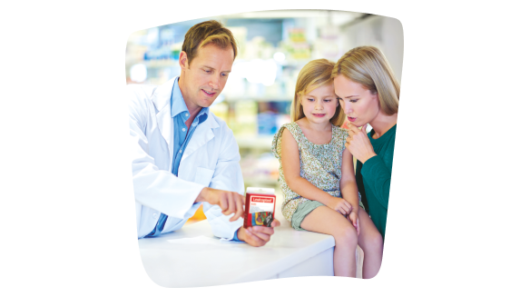 Un farmacéutico vestido con bata blanca aconseja sobre los apósitos Leukoplast Kids a una madre y a su hija pequeña que está sentada encima del mostrador. Un farmacéutico vestido con bata blanca aconseja sobre los apósitos Leukoplast Kids a una madre y a su hija pequeña que está sentada encima del mostrador.